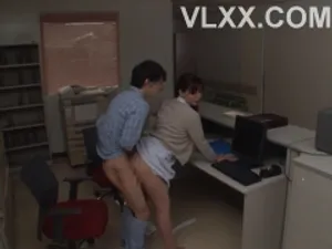 Cô giáo chủ nhiệm đến thăm cậu học trò vắng mặt thì bị bố cậu ta chuốc thuốc