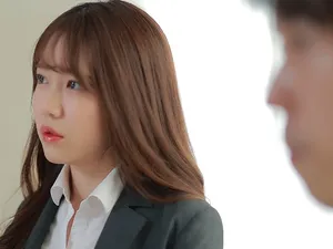 Con điếm đó nói rằng nó không muốn xem phim nữa, nó chỉ muốn được tôi làm tình - và cuối cùng tinh dịch đã chảy ra bên trong nó!